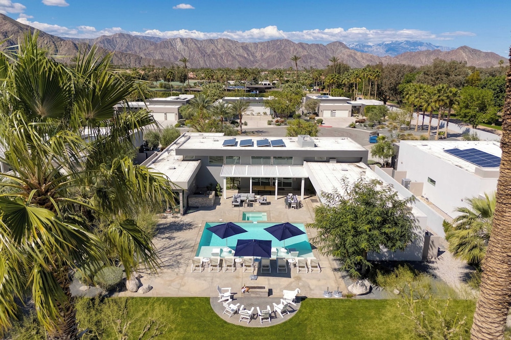 Sleeps 40 3 Luxe Villas Next to Empire Polo Club Putting Green & Pickleball