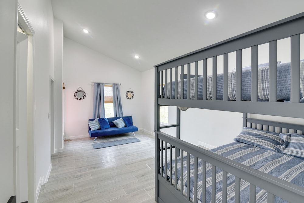 3 Mi to Bolivar Beach: Quiet Condo w/ Balcony