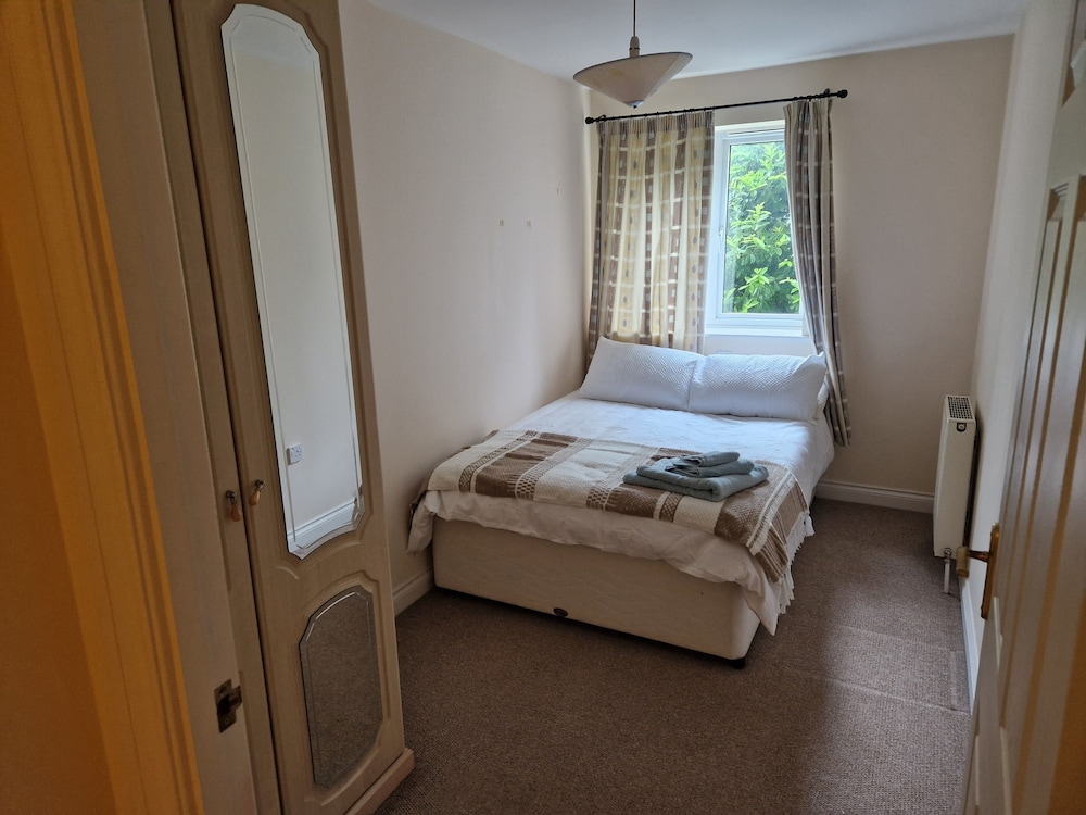 2 Bed Flat - Sleeps 4 - Parking - Wifi view 4