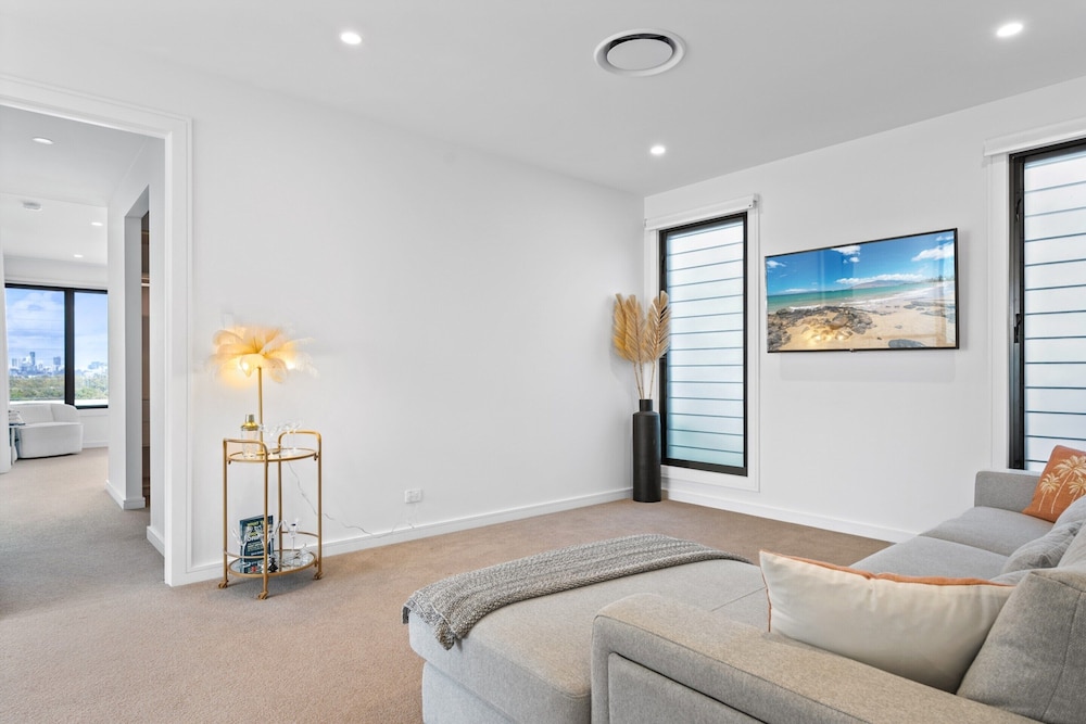 Deluxe 4-bed Home With Pool & Fire Pit