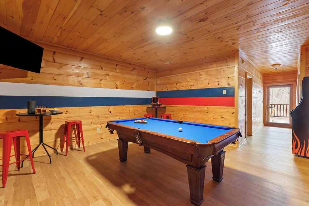Yesteryear by Avantstay Hot Tub, 360 Deck Views and Game Room Easy Access