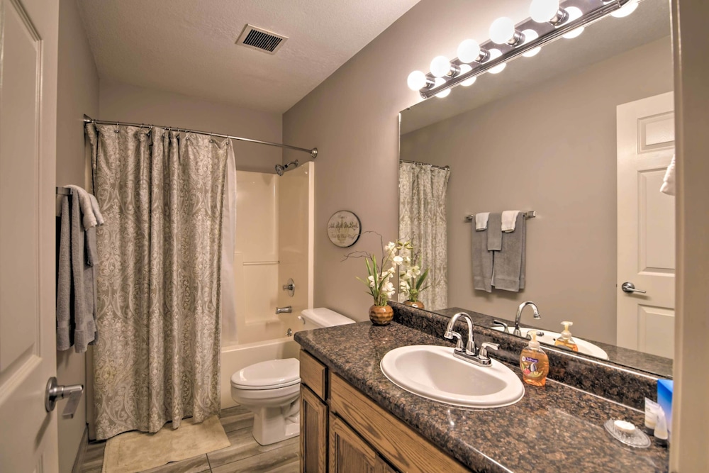 Heated Pool Access: Condo < 5 Mi to Branson Strip! view 3