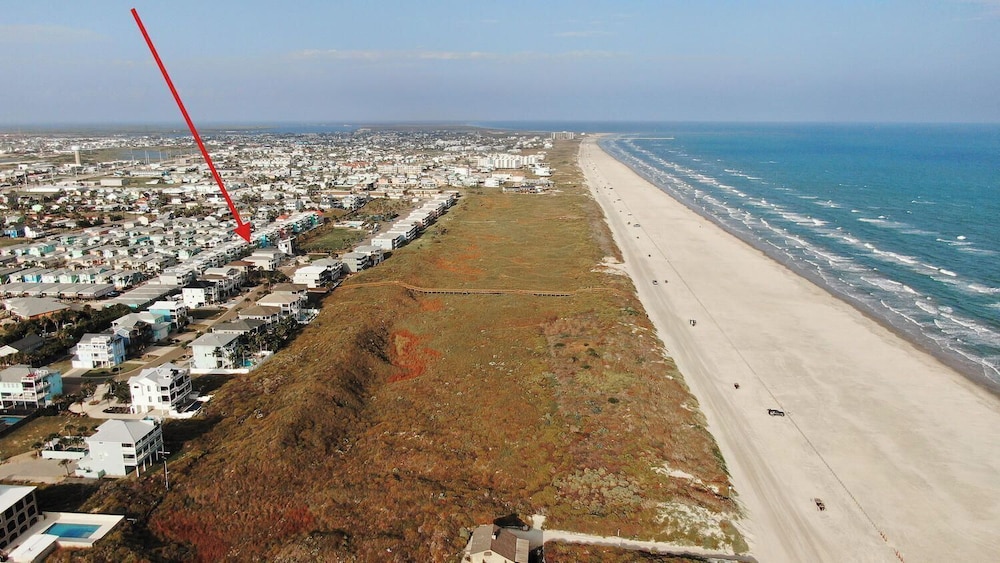 Walk to the Beach Ocean Views, Balcony Dining & Open Living Beachview 54 by Avantstay