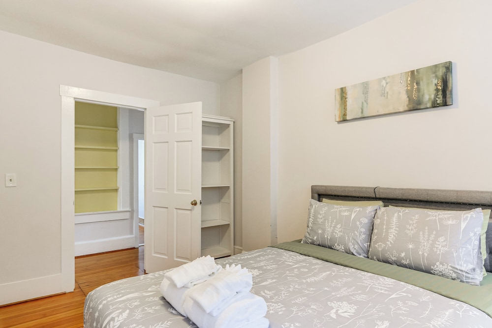 Walk Downtown: Takoma Park Escape w/ Large Yard!