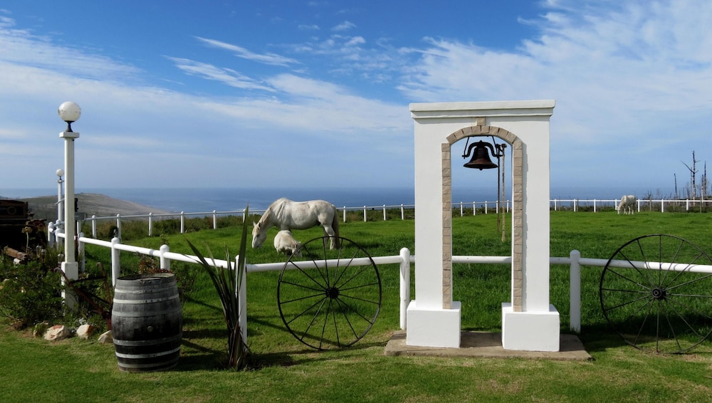 T'Niqua Stable Inn