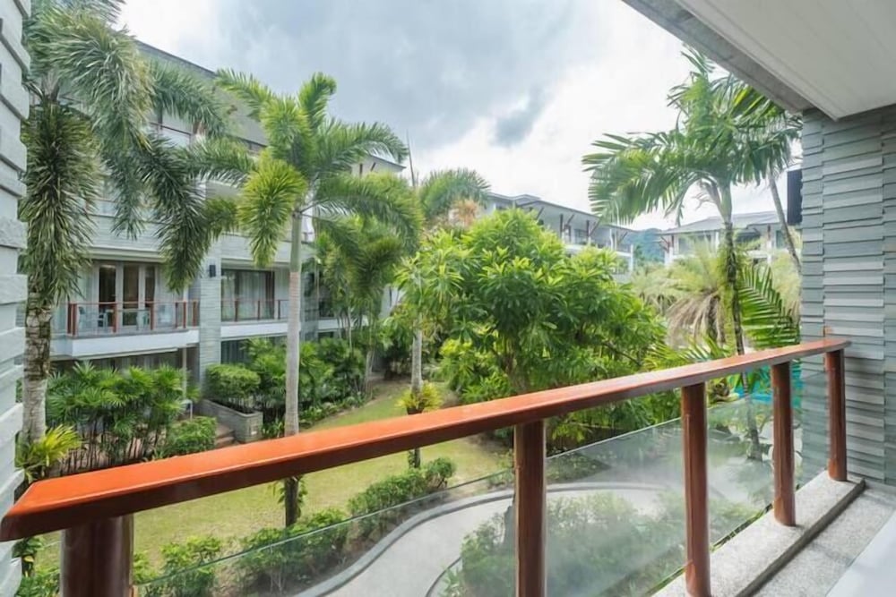Elegant Beachfront 3BR Condo at Pearl of Naithon