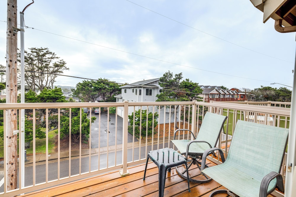 Walk to Lincoln City Beach: Townhome w/ Balconies!