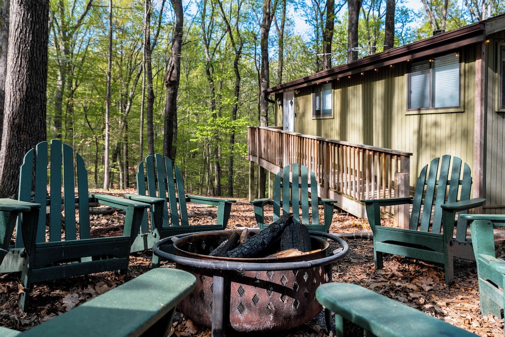 2-Bedroom cabin Hot tub Fireplace PS5