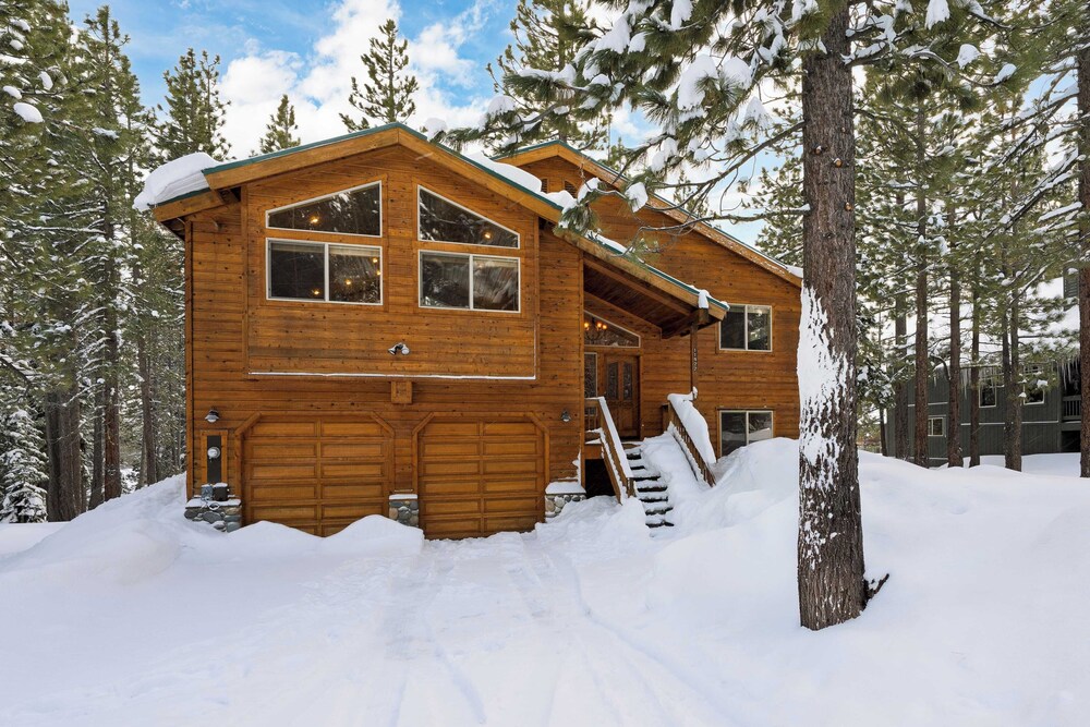 Cabin Retreat w/ Hot Tub & Fireplace - Near Northstar and Downtown Truckee