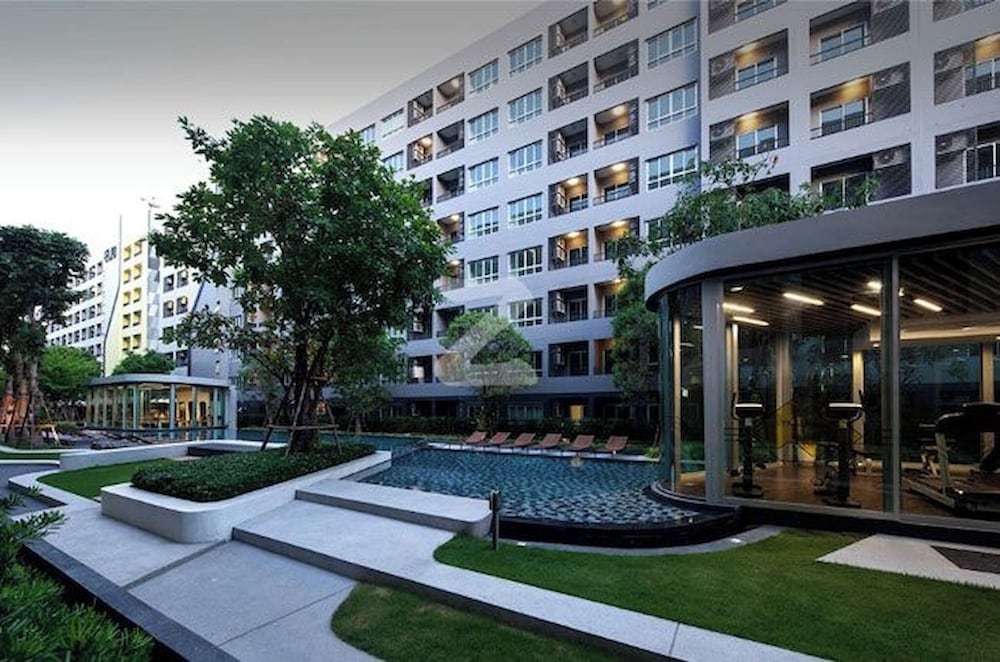 Modern Bangkok Apartment With Pool & Fitness