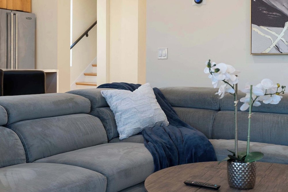 New 3bed 2bath Condo With Parking by United Center