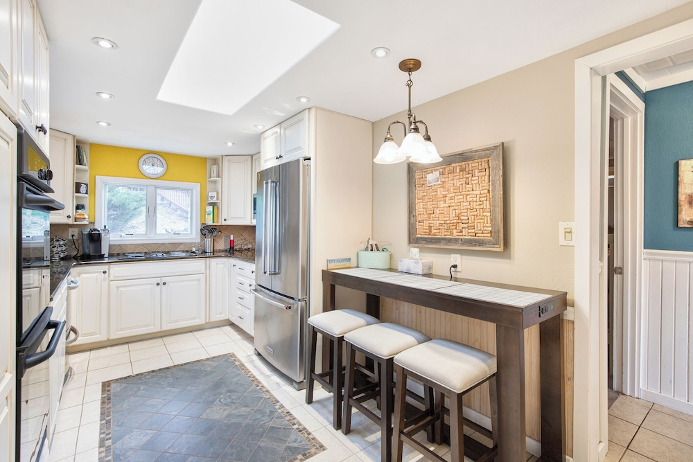 Lakefront Oasis With Skylights & Covered Boat Slip For Extra Adventure