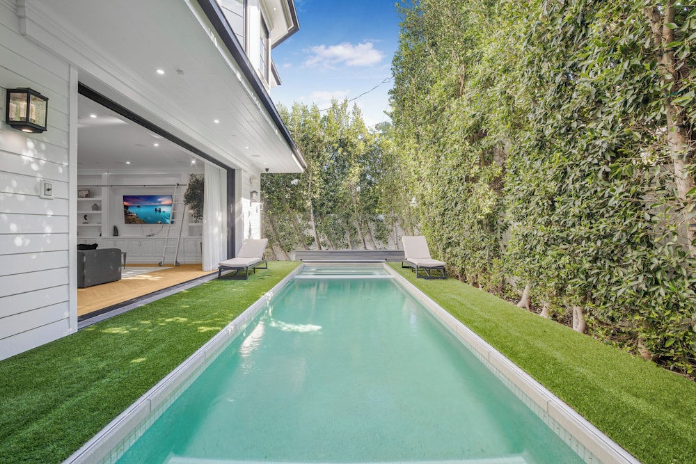 Spaulding Ave Farmhouse - Bespoke LA Home w/ Pool & Home Theater