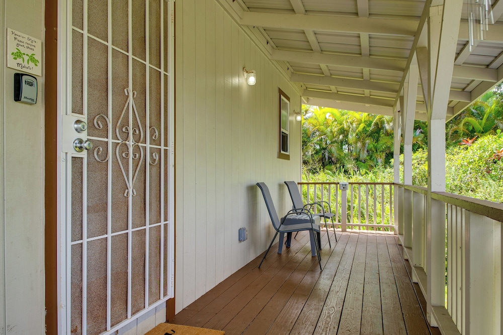 4 Mi to Beach: Keaau Retreat w/ Relaxing Porch!