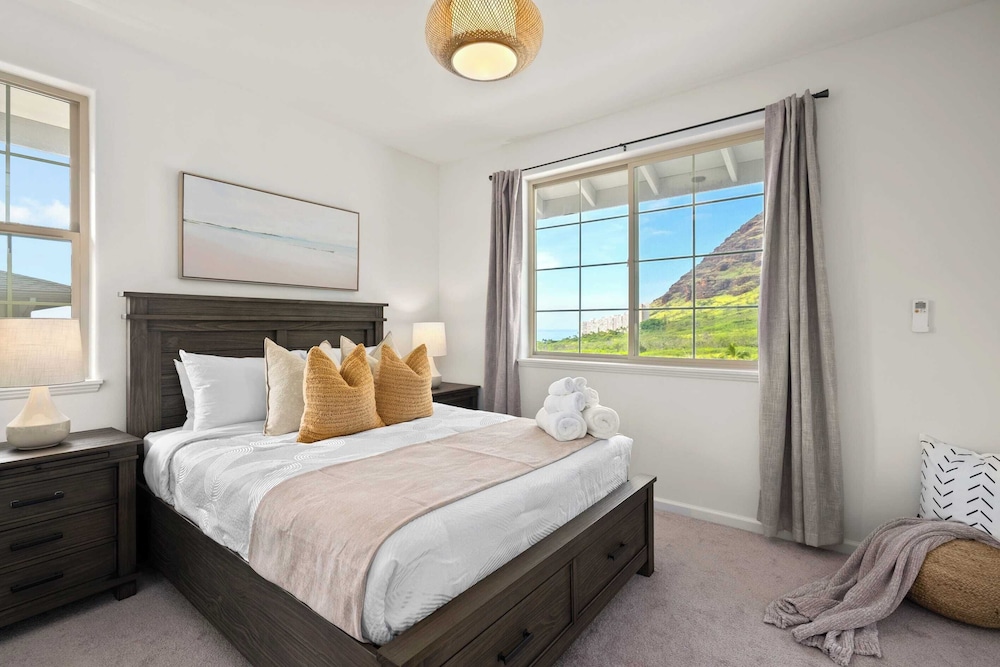 Sleeps 16, 2 Homes Ocean Views, Shared Pool + Gym, Near the Beach Avantstay