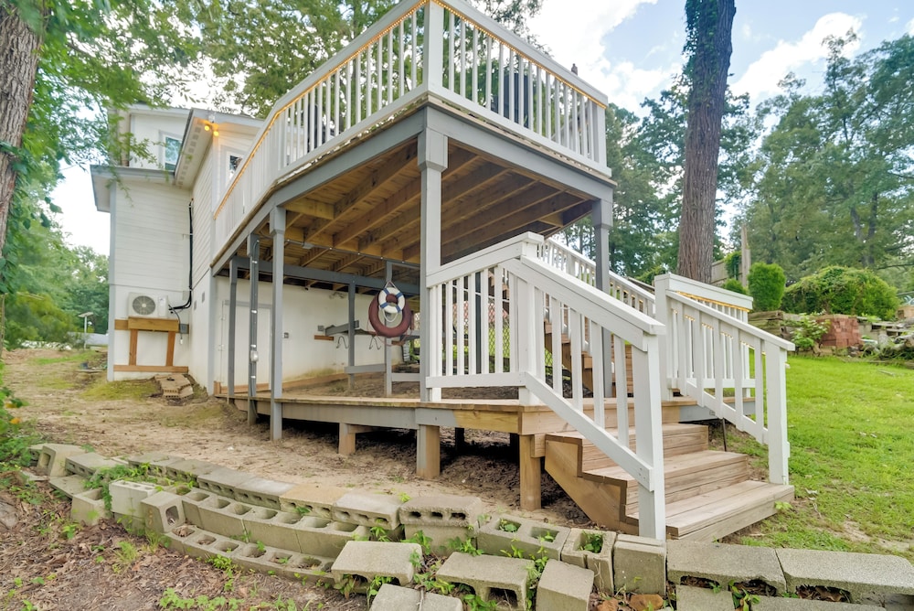 'lakeside Haven' w/ Deck & Views in Jefferson!