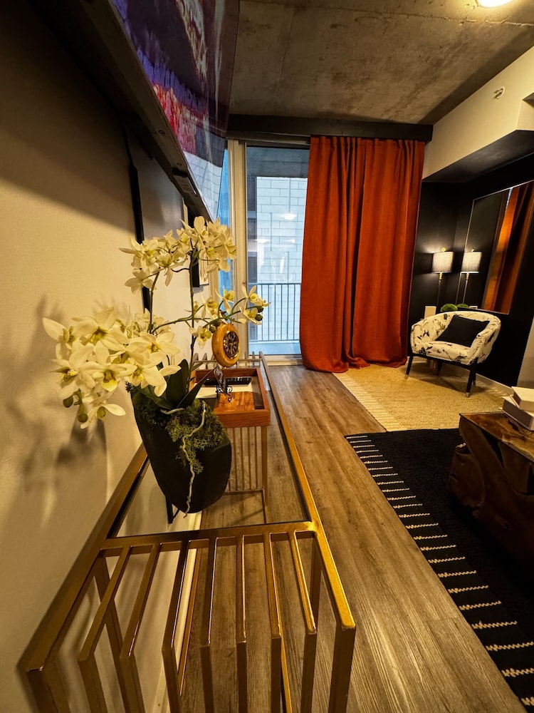Mid-town Luxury Apt High Rise Gym Pool Parking