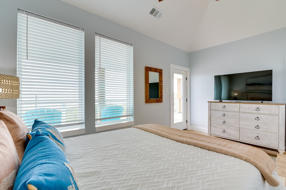Steps to Beach: Vibrant House in Galveston!