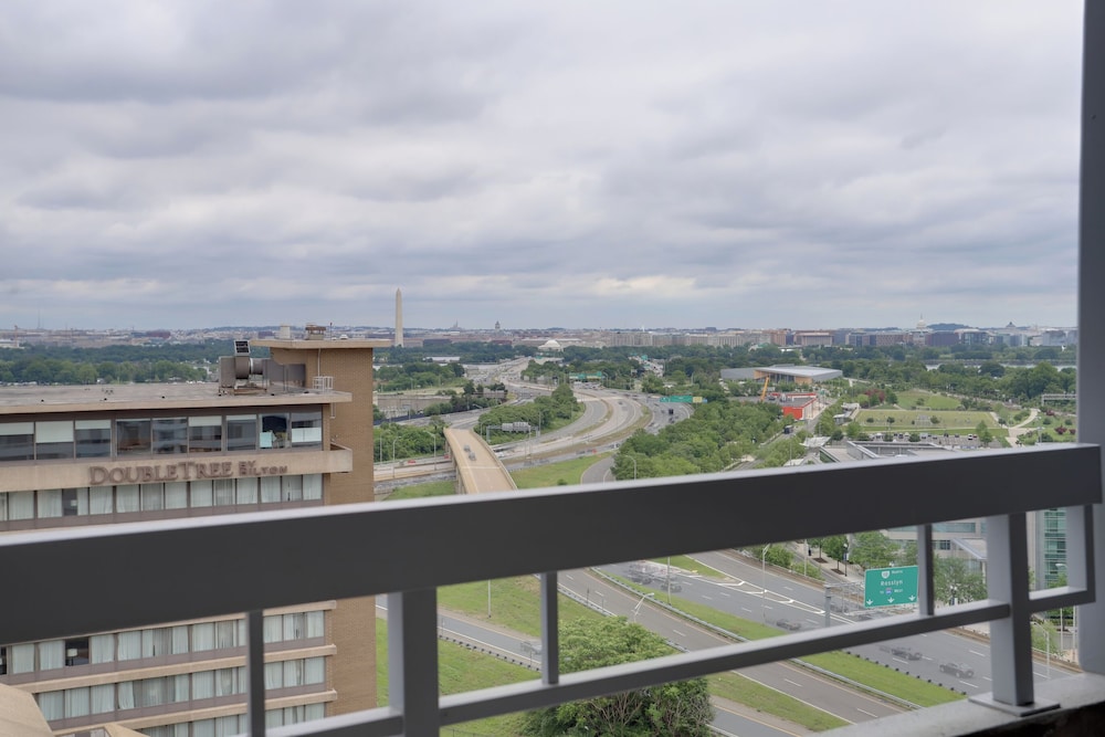 Spacious Apartment at Pentagon City