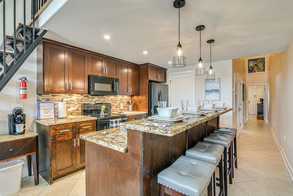 Walk to Beach: Pool-view Condo in Galveston!