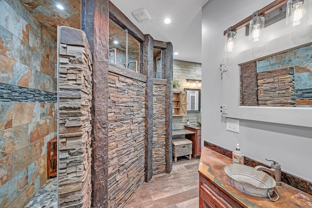 Lakeside Retreat With Hot Tub & Game Room 3 Bedroom Home