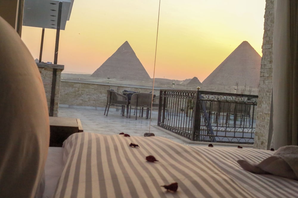 Point Pyramids View Inn