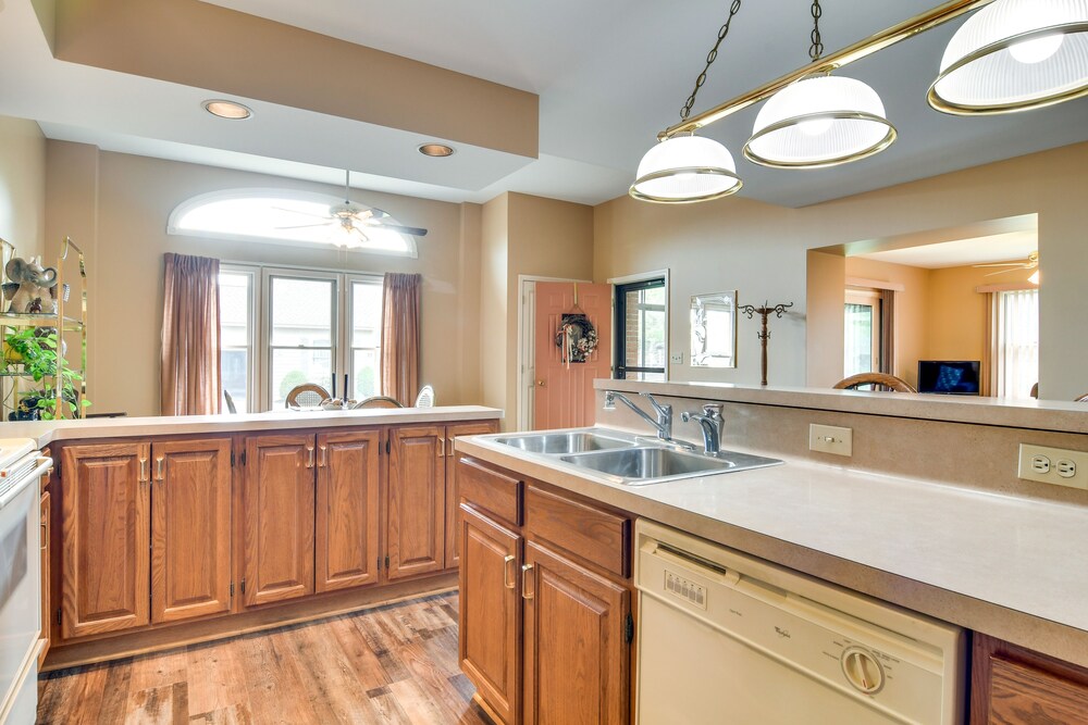 Tonawanda Vacation Rental ~ 13 Mi to Niagara Falls view 3