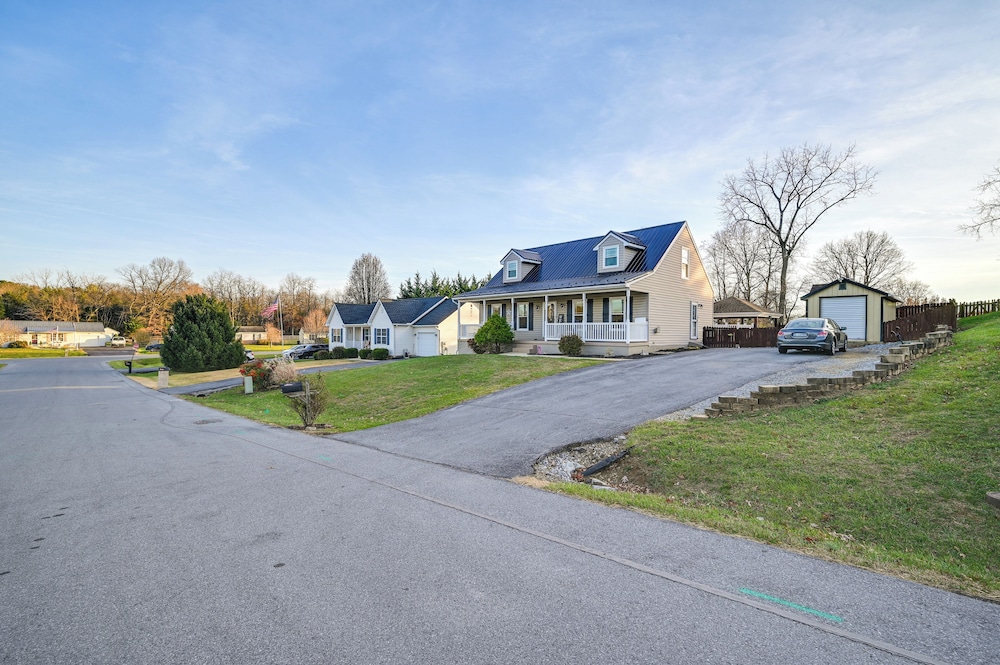 Large Family Home: 5 Mi to Dtwn Hagerstown!