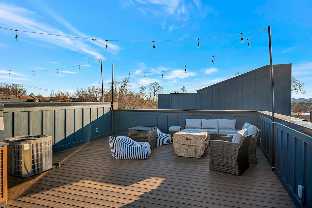 Twin Homes Hot Tub Rooftop Game Zone at Nashville
