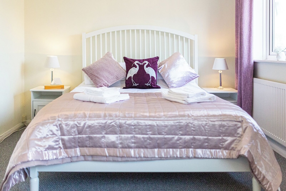 Central 2BD with Garden and Free Parking view 4