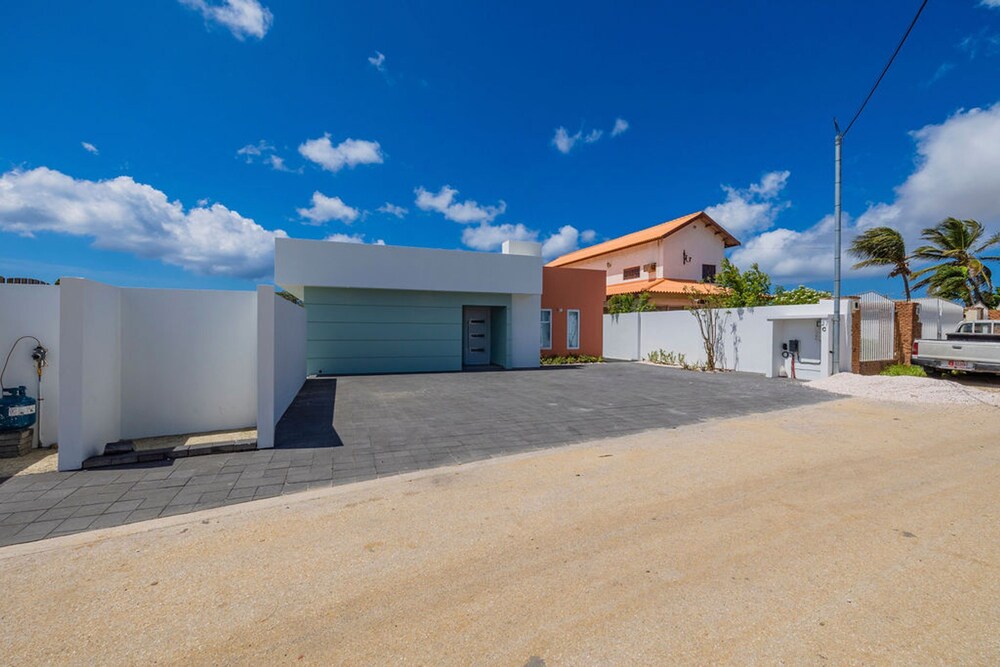 4BR 3BA Newly Built w Private Pool 5 min 2 Beach