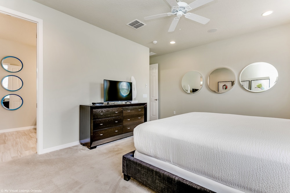 Spacious Home w/ Private Pool/spa! Sleeps 21