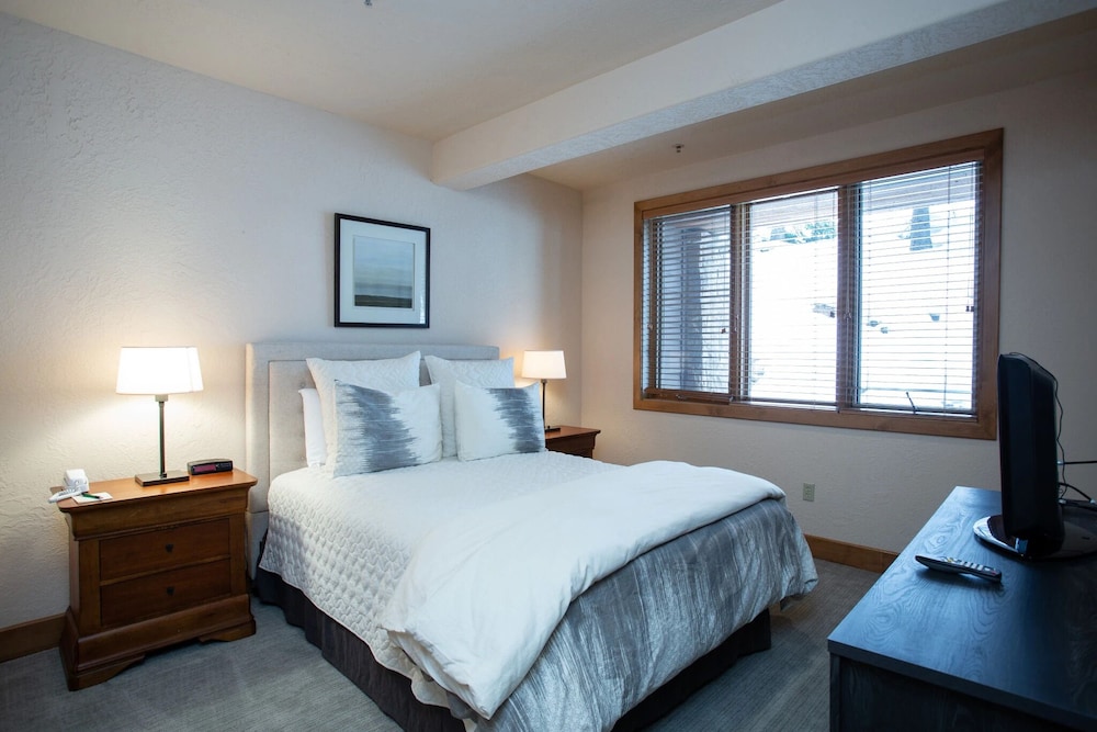 Sterling Lodge at Deer Valley Resort - Three Bedroom Condo with Hot Tub #108 3 Condo