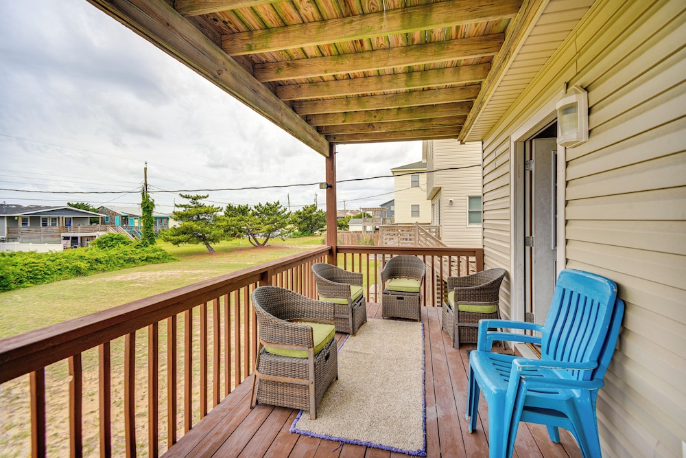 Walk to Beach + Restaurants: Outer Banks Retreat