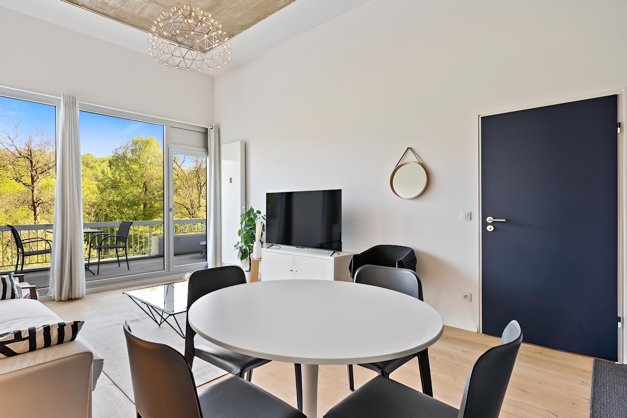 Elegant 1BR Apt: Balcony, Pool, Central Location view 4