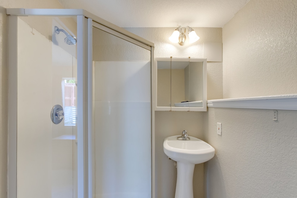 Spacious Aurora Home: 20 Mi to Downtown Denver!