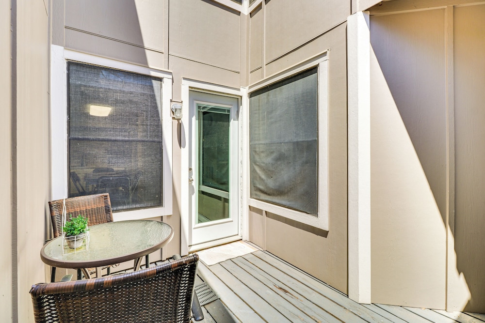 4 Mi to Dtwn: Gem w/ Pool Access & Patio in Austin