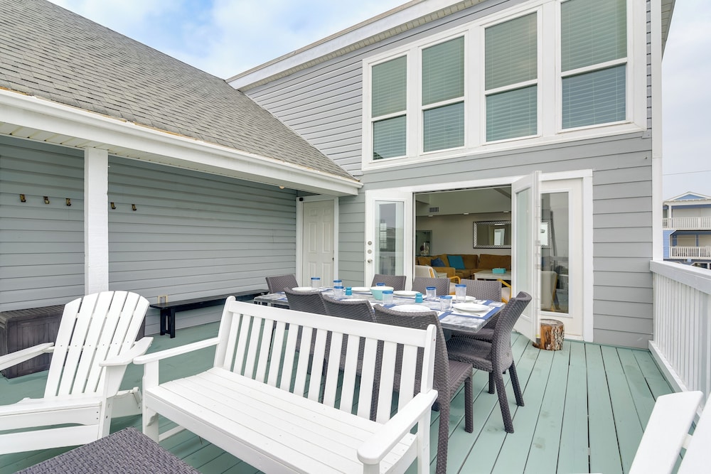 1 Block to Beach: Family Retreat in Galveston!