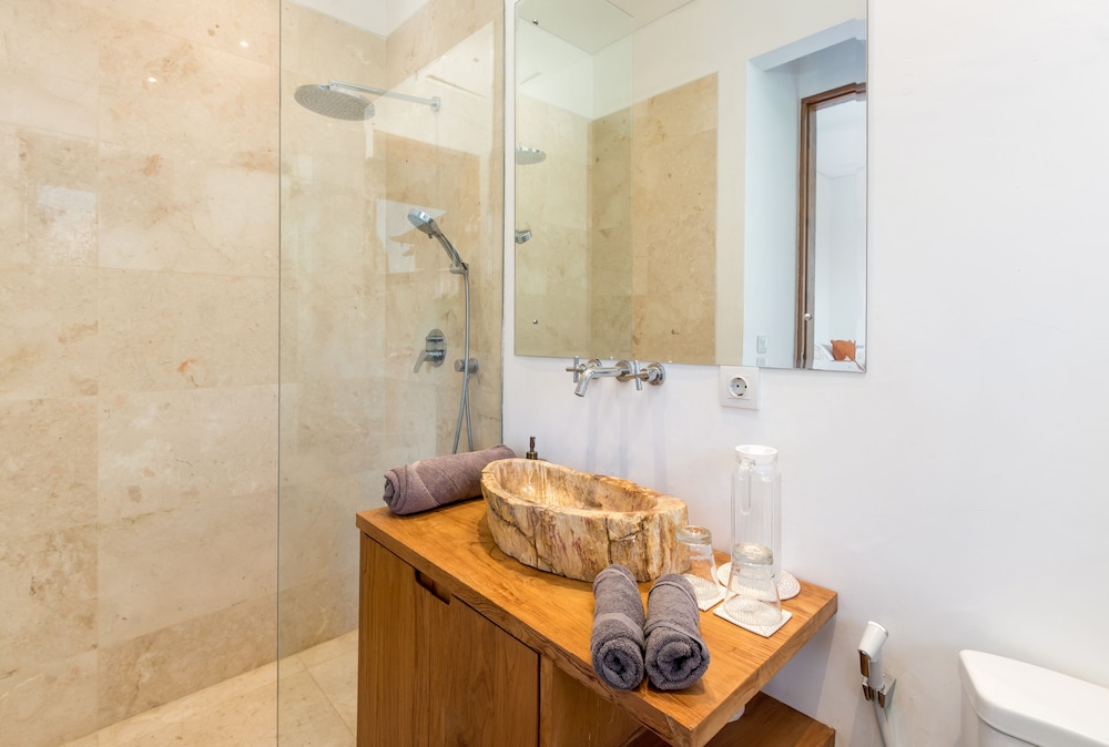 Beautiful Boho-chic 4br Tropical Villa in Pererenan Canggu