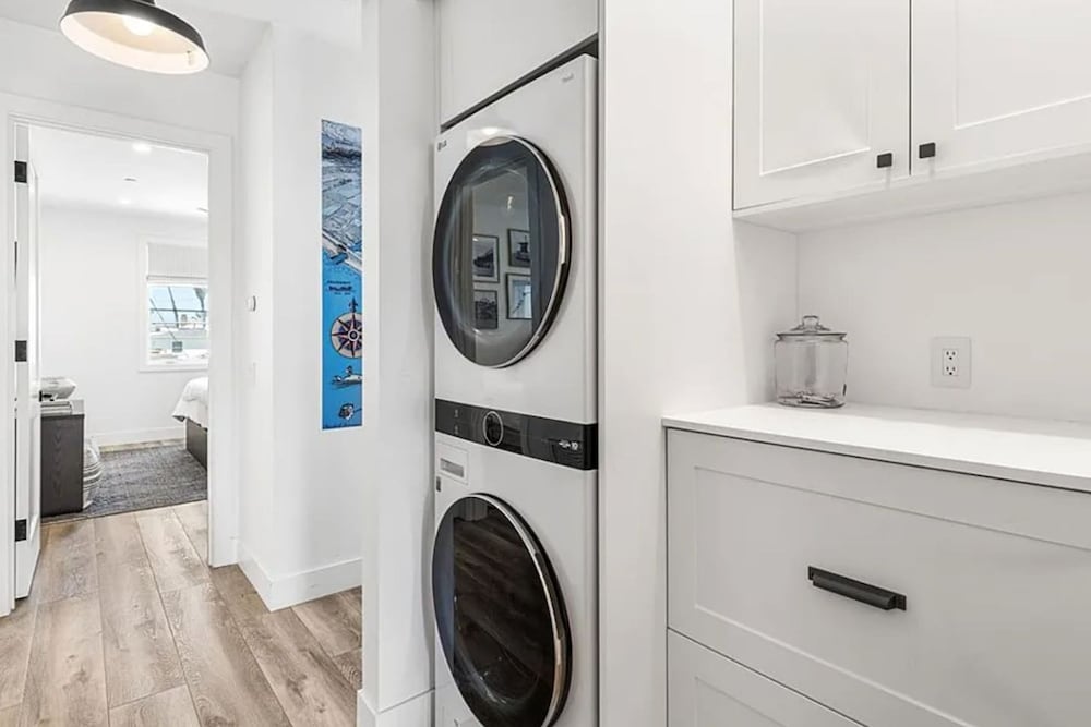 3BR Newport Luxury Rooftop Deck Hottub Parking