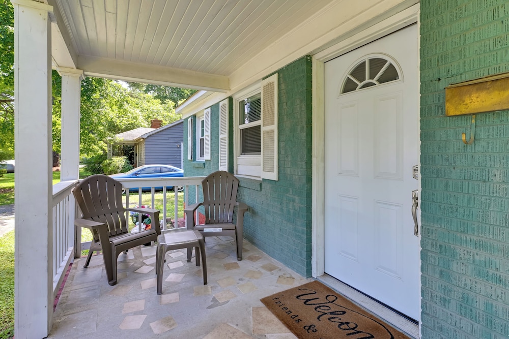 5 Mi to Uptown: Charlotte Hideaway w/ Yard