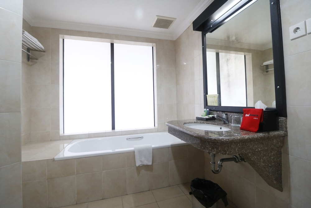 Reddoorz Premium @ Bukit Damai Indah