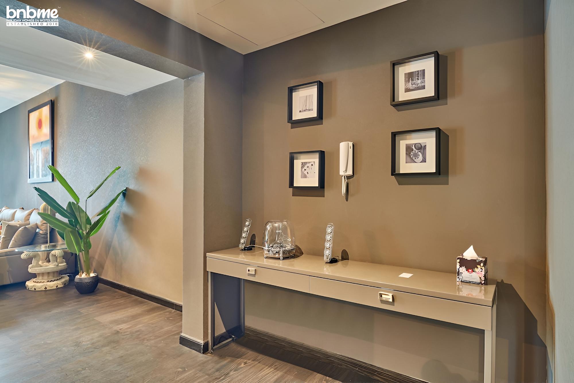 3B Lakepoint Tower 3701 by bnbme homes