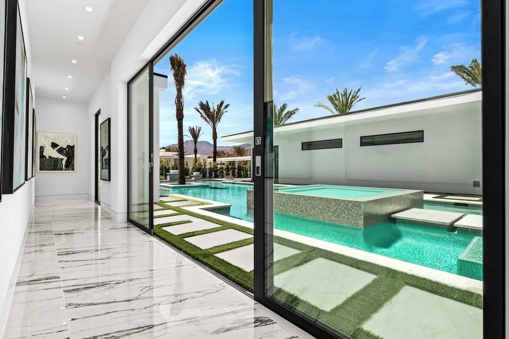 Sleeps 20 Pool, Hot Tub, & Pickleball Stay in Indio Bravo Villa #9