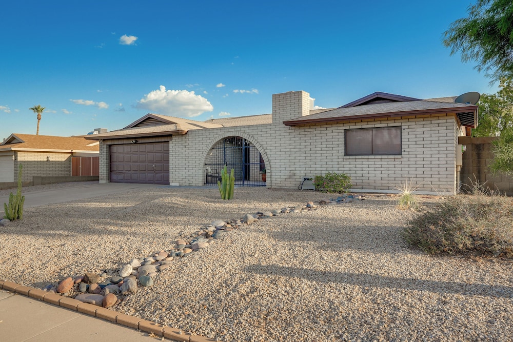 5 Mi to Asu: Tempe Home w/ Heated Pool & Fire Pit