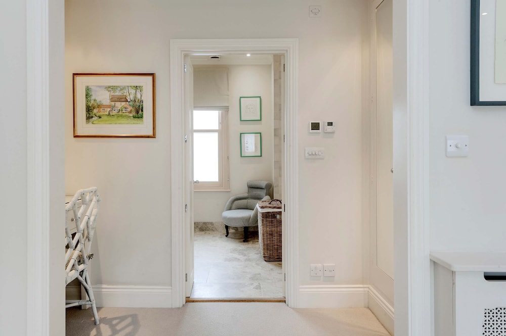 Stunning 4 bed Fulham Home With Garden