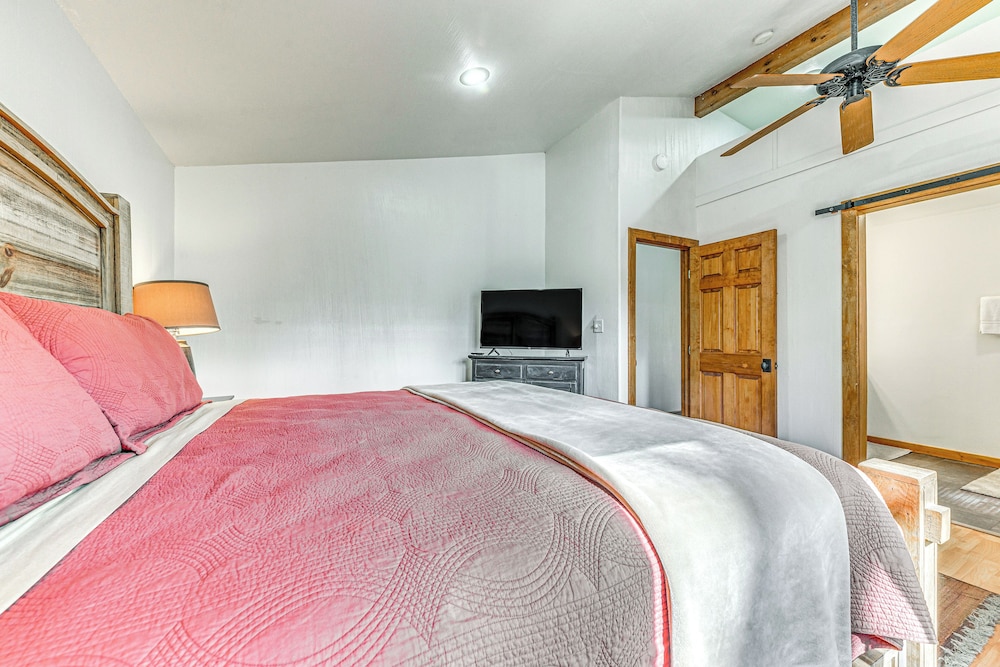 Walk to Midtown Ruidoso: Modern-rustic Cabin