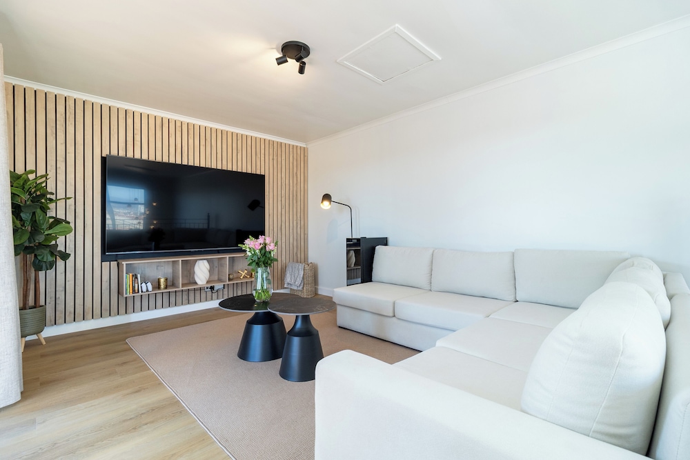 2 Bedroom, Mountain View Penthouse, Century City