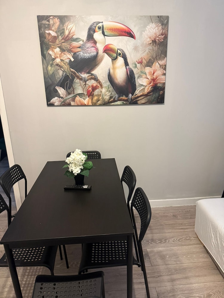 Simple 2BR Near Westbahnhof Station