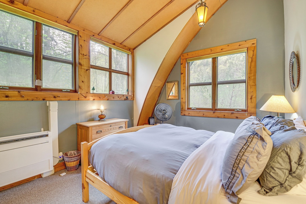 Riverfront Skykomish Cabin w/ Private Hot Tub!